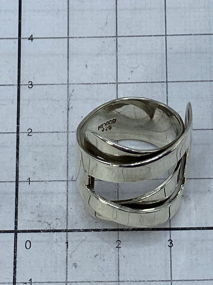 Anillo puesto en dedo, mostrando el juego de luz del cartoneado