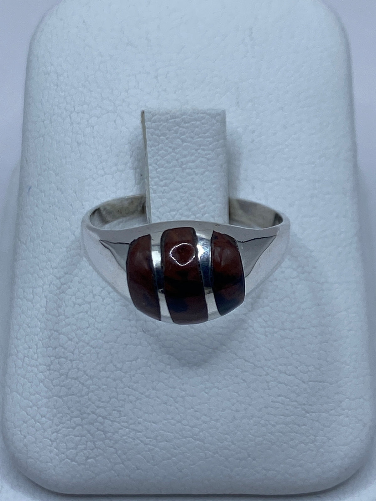 Anillo de plata 925 con piedra engastada en tonos café, vista frontal
