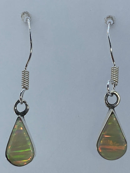 Detalle del engaste de ópalo de fuego multicolor en plata pulida