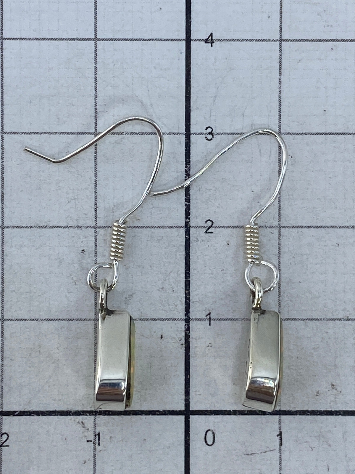 Aretes sobre escala de medida mostrando 3 cm de largo con Quinto 925