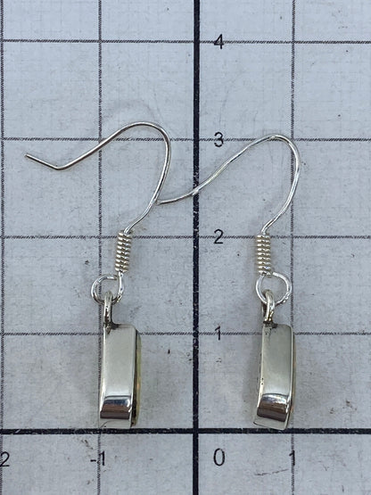Aretes sobre escala de medida mostrando 3 cm de largo con Quinto 925