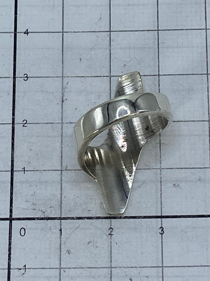 Anillo sobre fondo neutro con el Quinto 925 visible