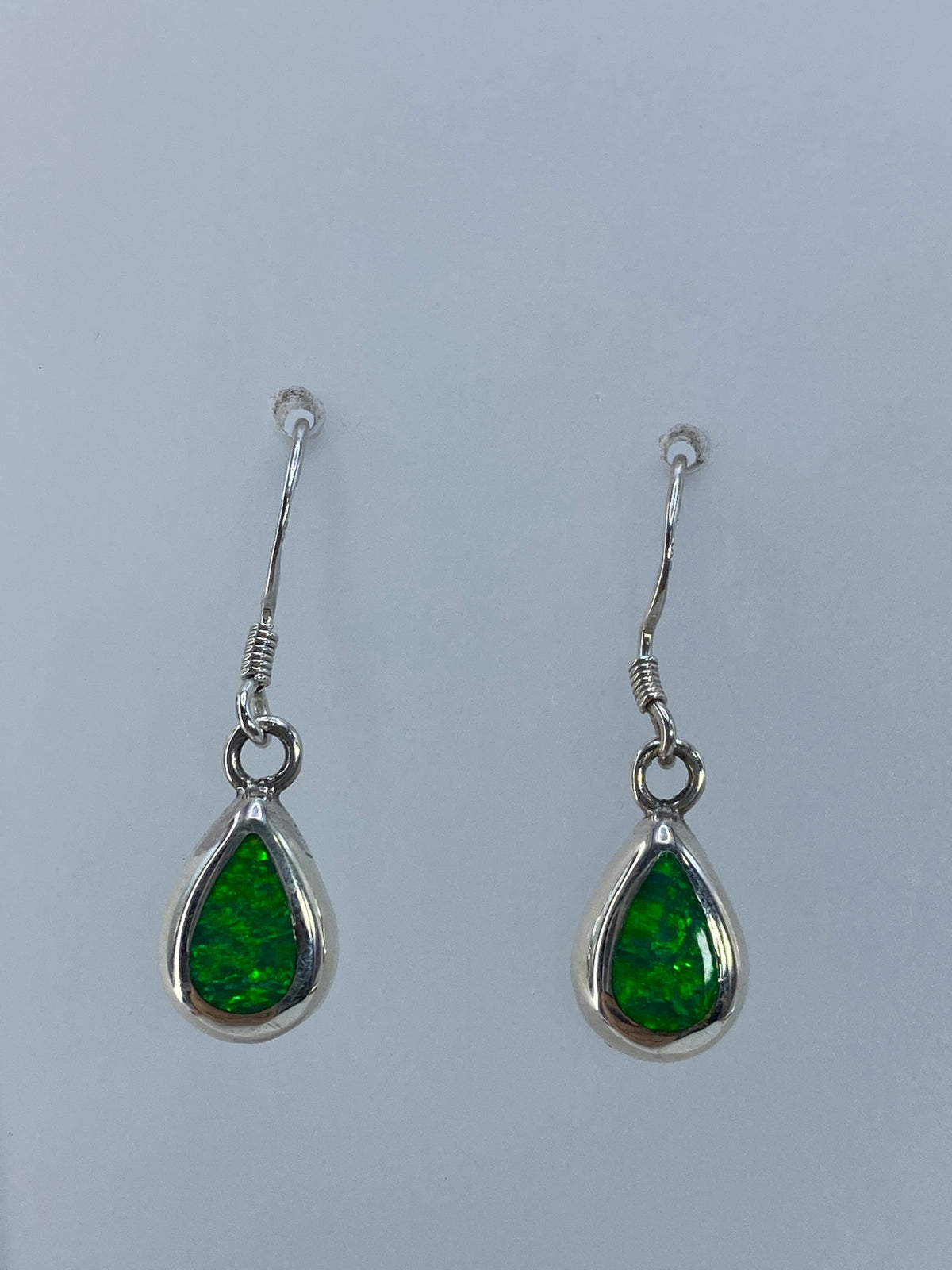 Par de aretes de plata 950 con engaste manual de ópalo de fuego