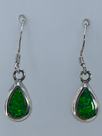 Detalle del ópalo de fuego verde limón en plata, visto de frente