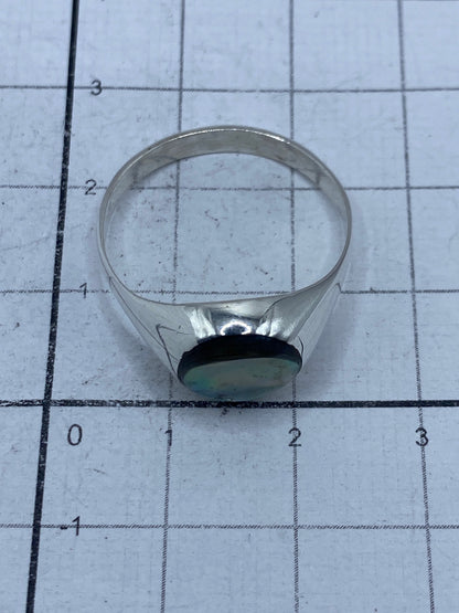 Anillo sobre fondo blanco mostrando el Quinto 925 y el acabado pulido