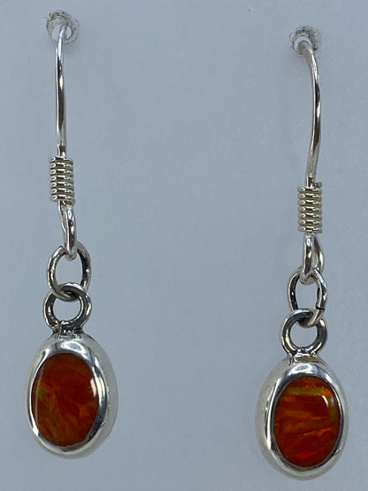Aretes sobre fondo neutral mostrando el color vibrante de la piedra