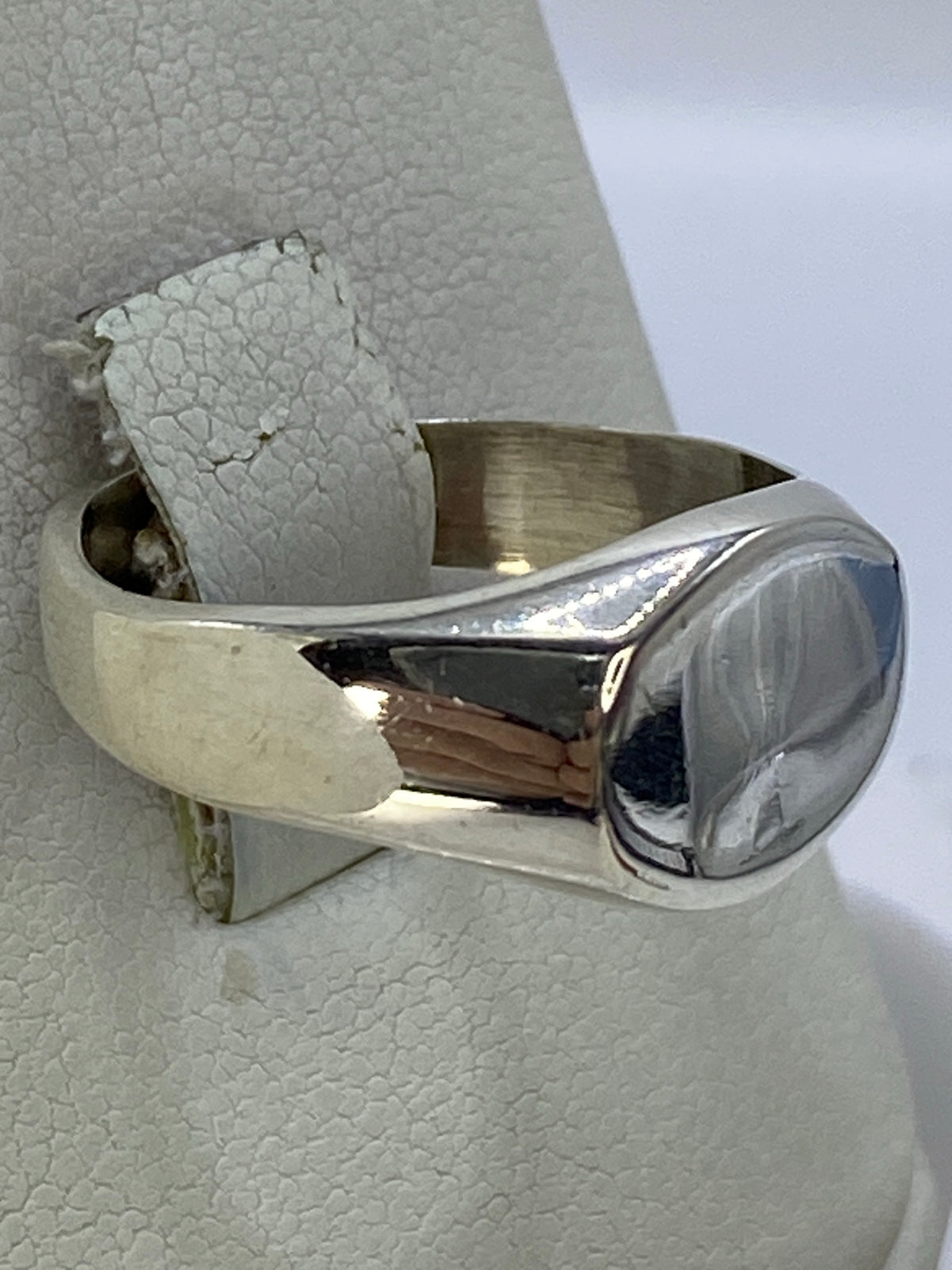 Vista frontal del anillo de plata 925 con volumen de repujado