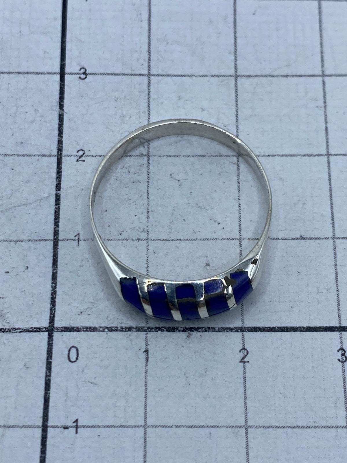 Anillo sobre escala de gramos mostrando su peso de 2.2 g