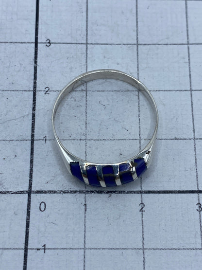Anillo sobre escala de gramos mostrando su peso de 2.2 g