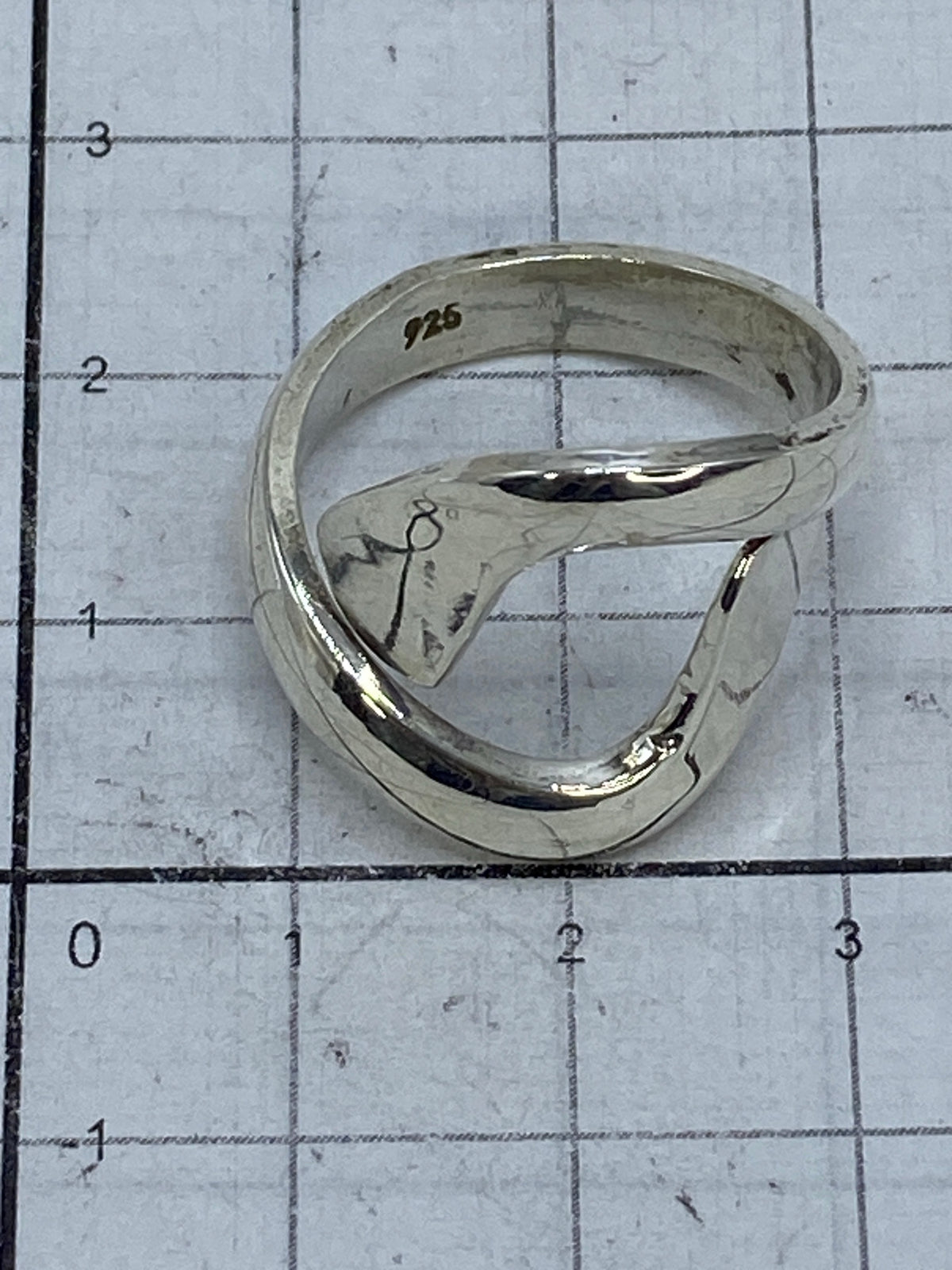 Anillo sobre fondo blanco con el Quinto 925 visible en la banda interior