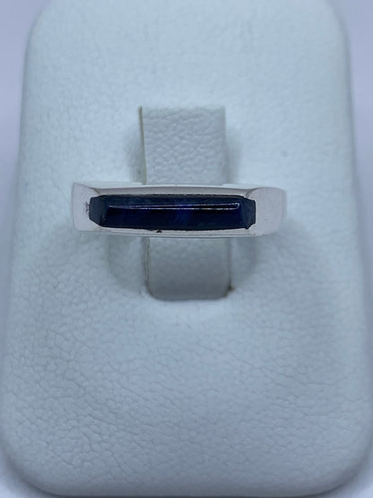 Anillo de plata con lapislazuli azul profundo sobre banda pulida
