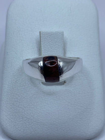 Anillo de plata 925 con piedra café en engaste a mano, vista frontal