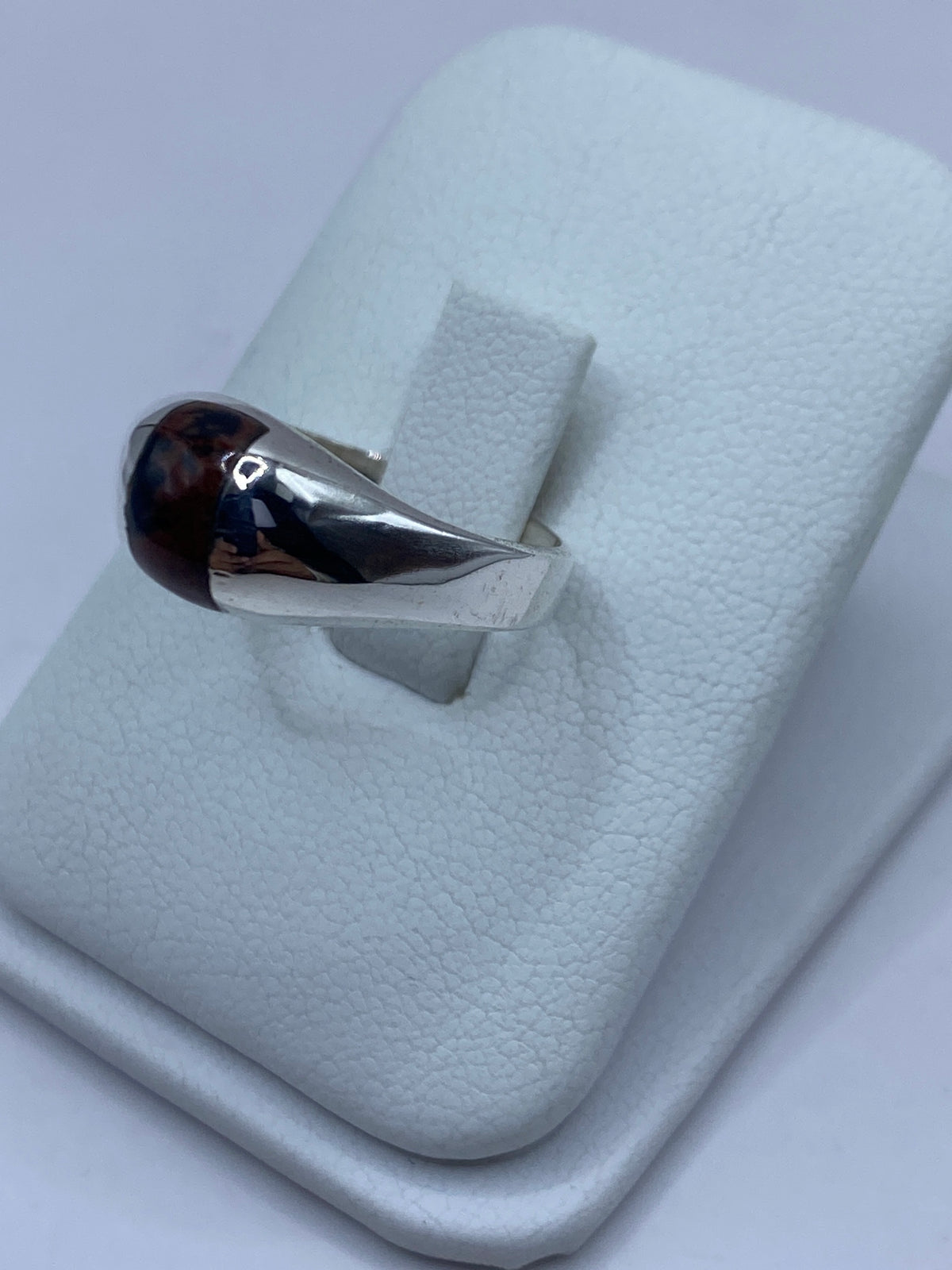 Anillo de plata Taxco con solitario café, vista lateral