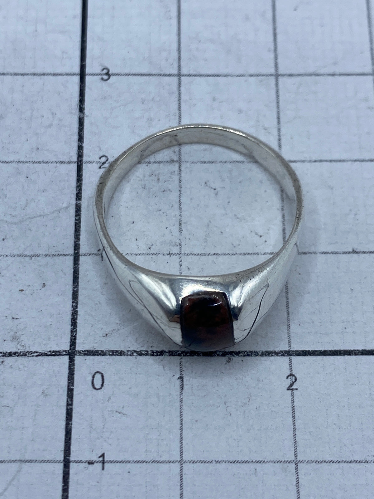 Anillo sobre regla métrica mostrando proporción y el Quinto 925