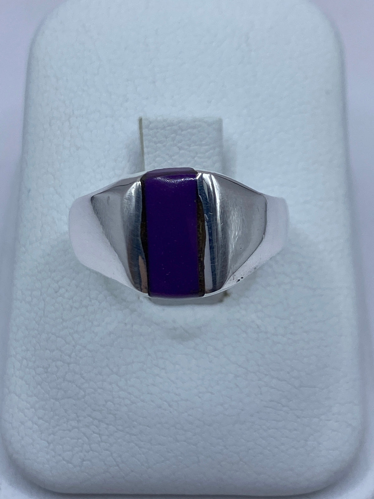 Anillo de plata 925 con piedra morada engastada en banda pulida