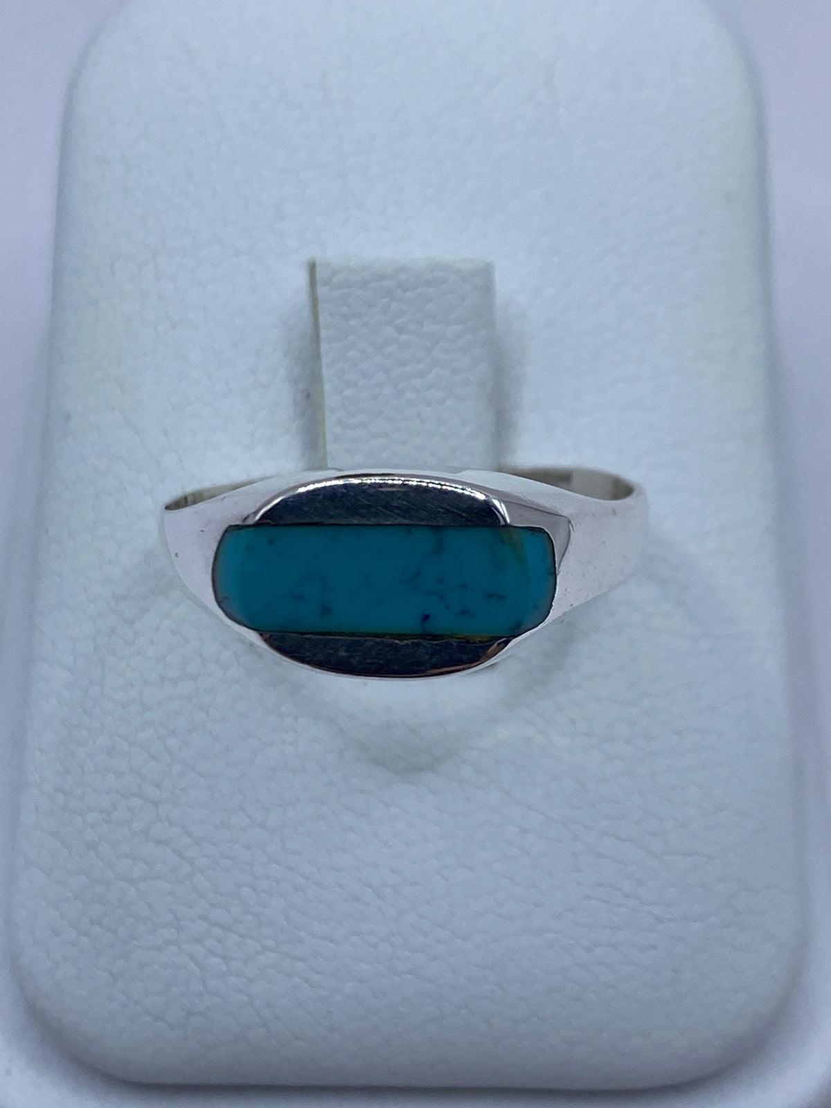 Anillo de plata 925 con turquesa azul cielo engastada en diseño moderno minimalista
