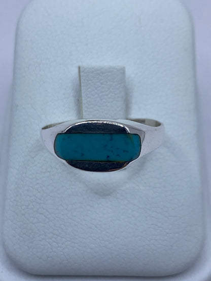 Anillo de plata 925 con turquesa azul cielo engastada en diseño moderno minimalista