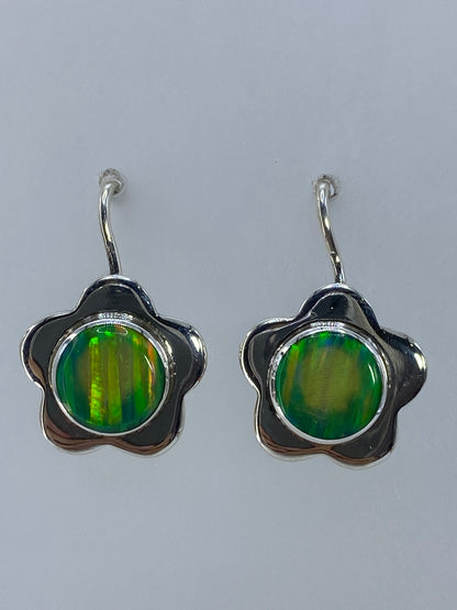 Par de aretes de plata con ópalo de fuego verde limón en forma floral