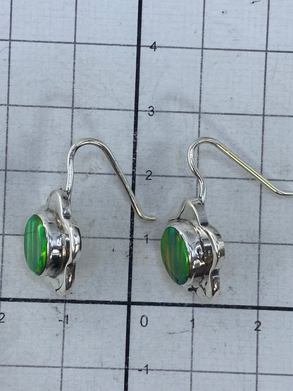 Reverso de los aretes mostrando el engaste a mano y el Quinto 950