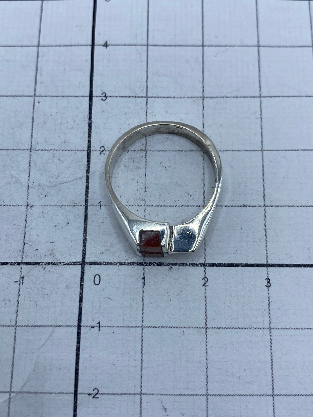 Anillo de perfil revelando la banda de plata pulida y la solidez del diseño