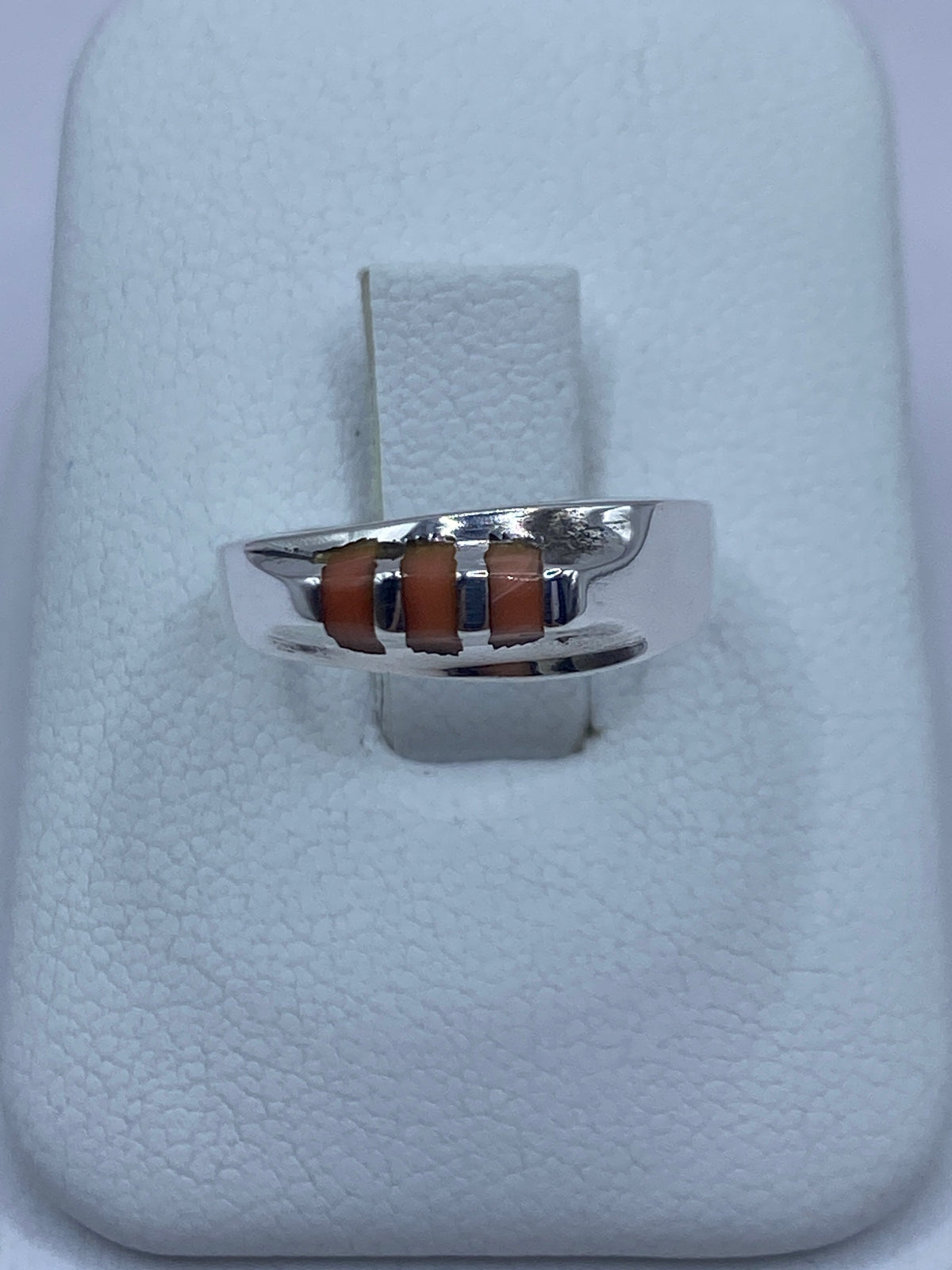 Anillo de plata 925 con coral engastado, visto de frente sobre fondo blanco