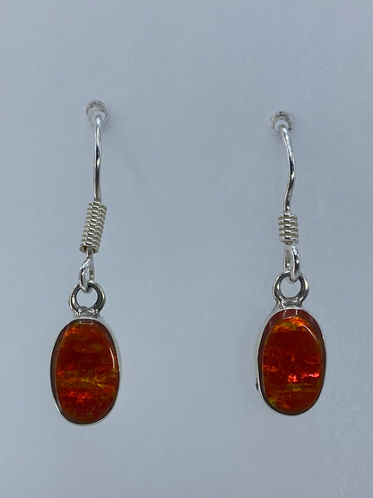Par de aretes de plata 950 con ópalo de fuego naranja engastado, vista frontal