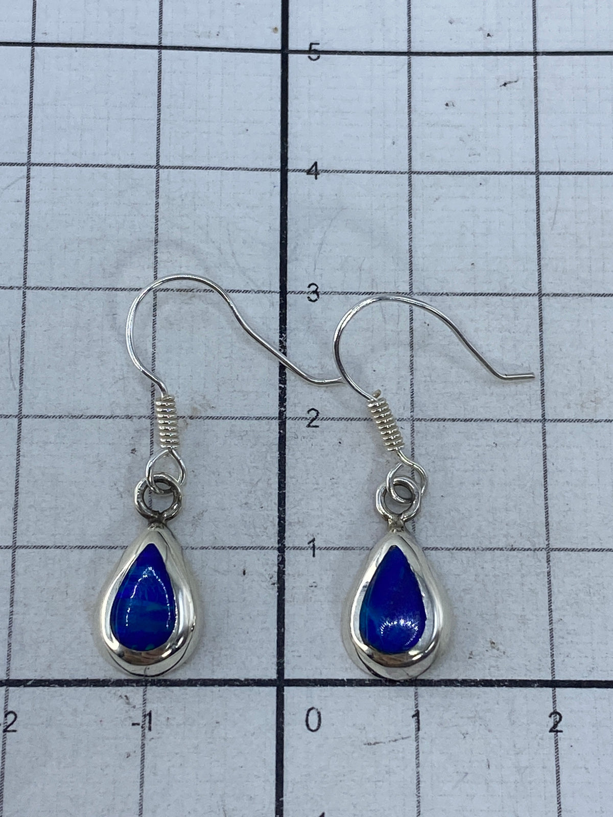 Escala de medida: aretes de 3 cm de largo, ligeros y proporcionados