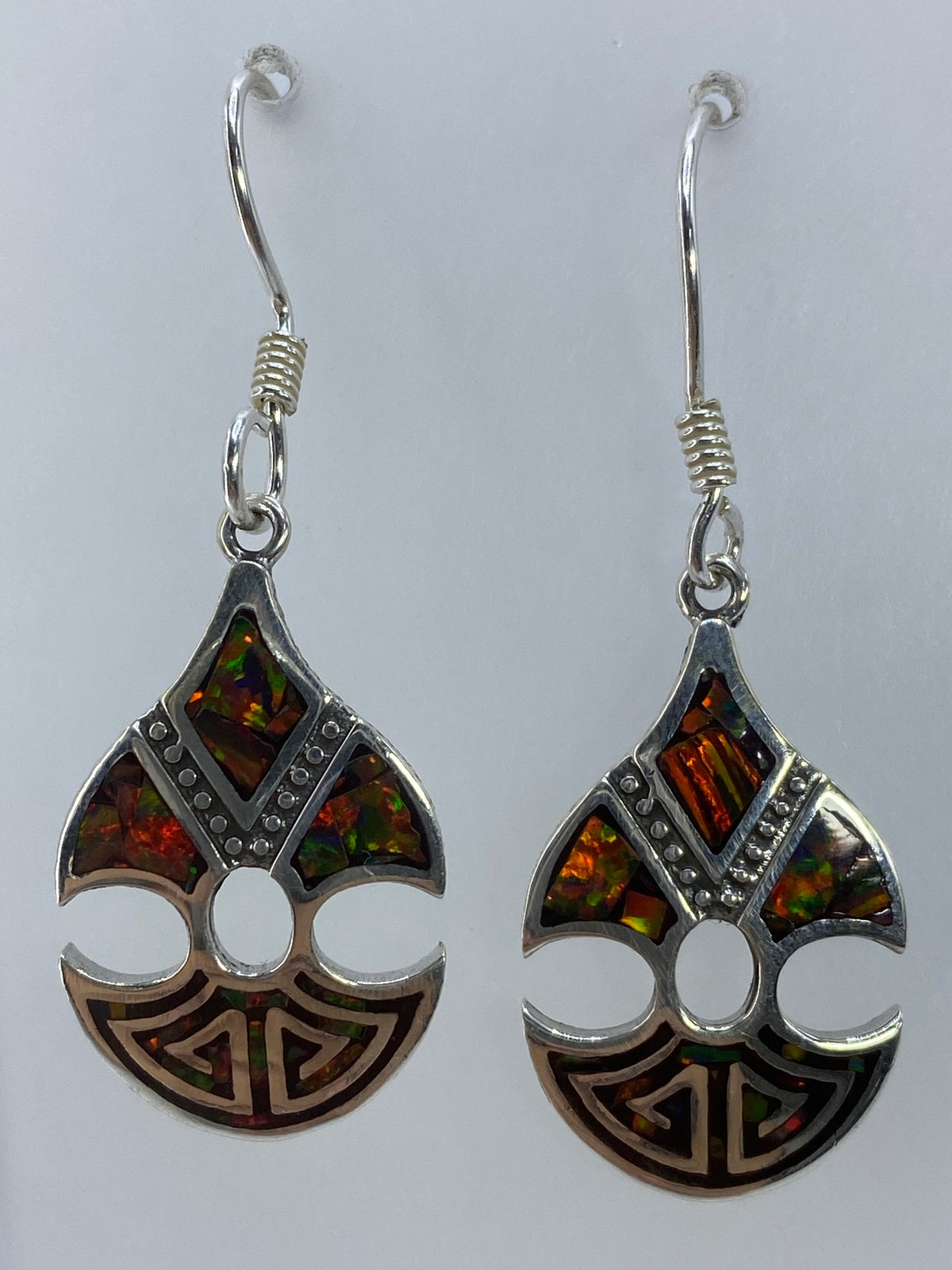 Par de aretes de plata 950 con ópalo de fuego multicolor mostrando reflejos rojos y verdes