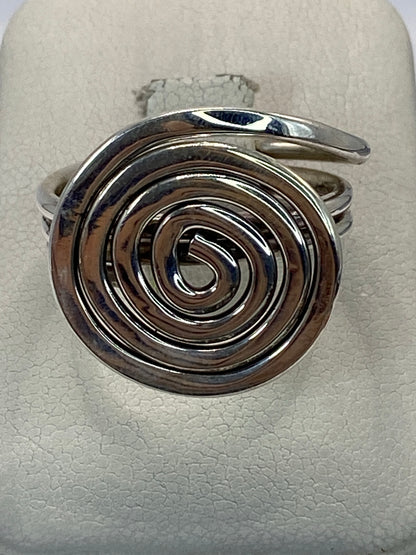 Anillo de plata cartoneado 3D en talla 10, vista frontal mostrando el volumen geométrico