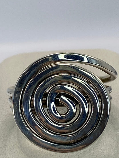 Anillo puesto en dedo, mostrando el peso y la presencia de la plata 950