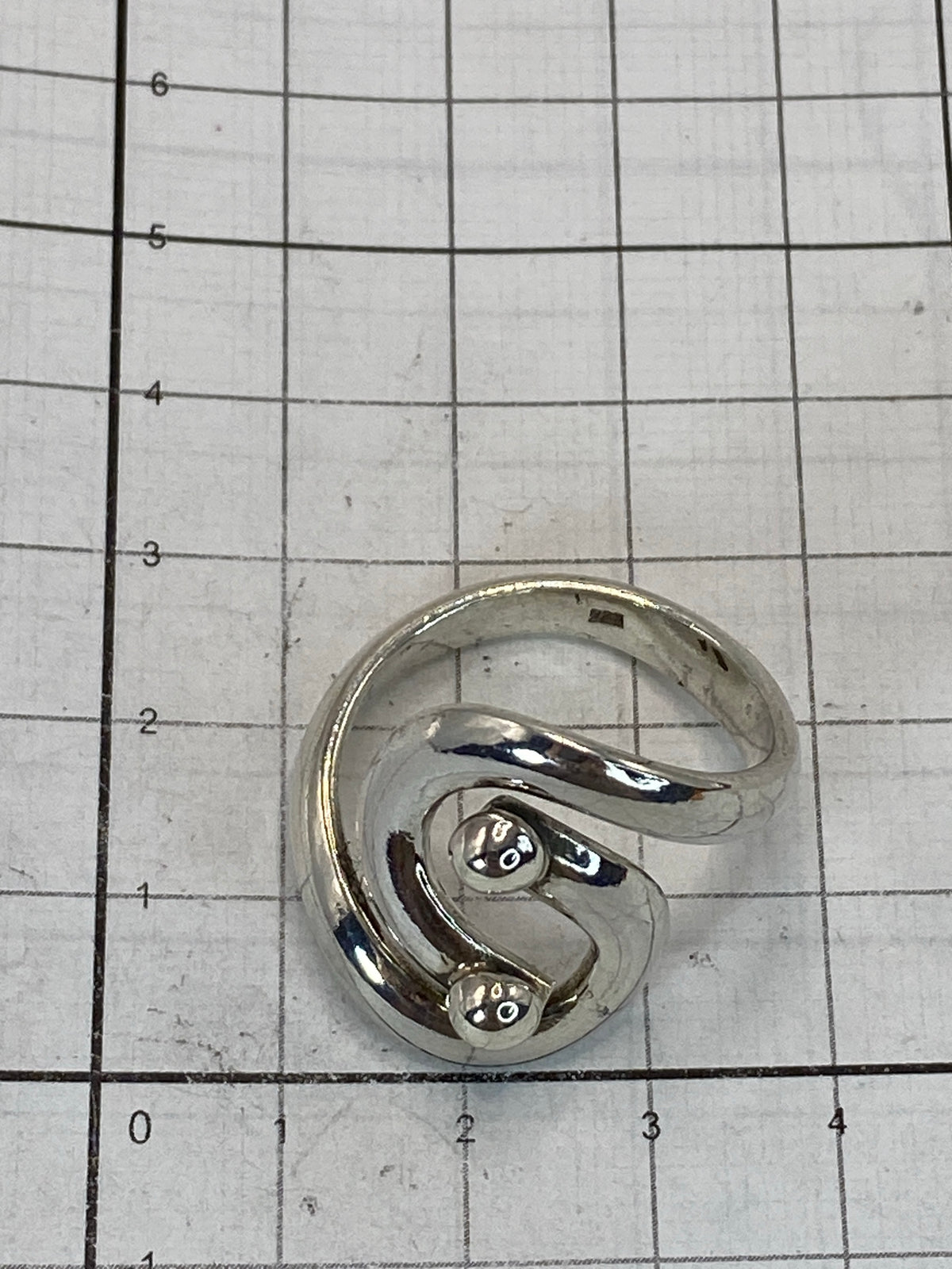 Anillo sobre fondo blanco mostrando el Quinto 925 en el interior