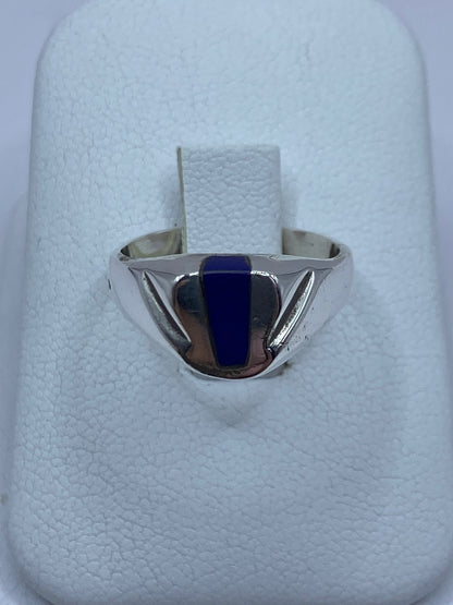 Anillo de plata 925 con lapislázuli azul engastado en diseño escultural