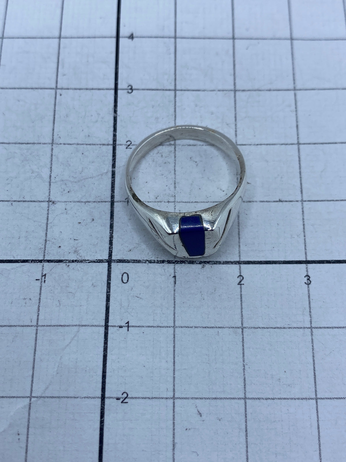 Anillo en báscula mostrando peso de 4.6 gramos y Quinto 925
