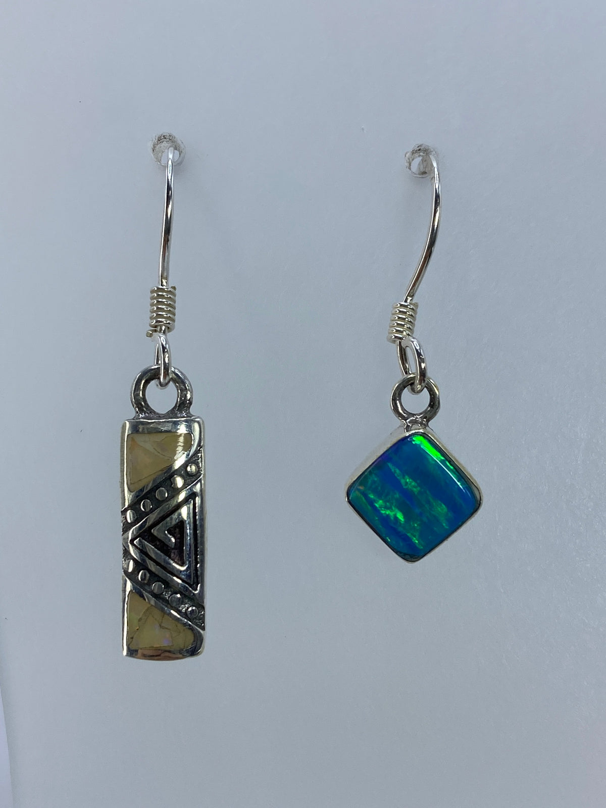 Detalle del ópalo de fuego con destellos multicolor en aretes de plata pura