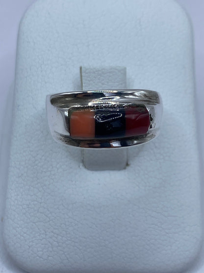 Anillo de plata 925 con coral rojo natural engastado, vista frontal