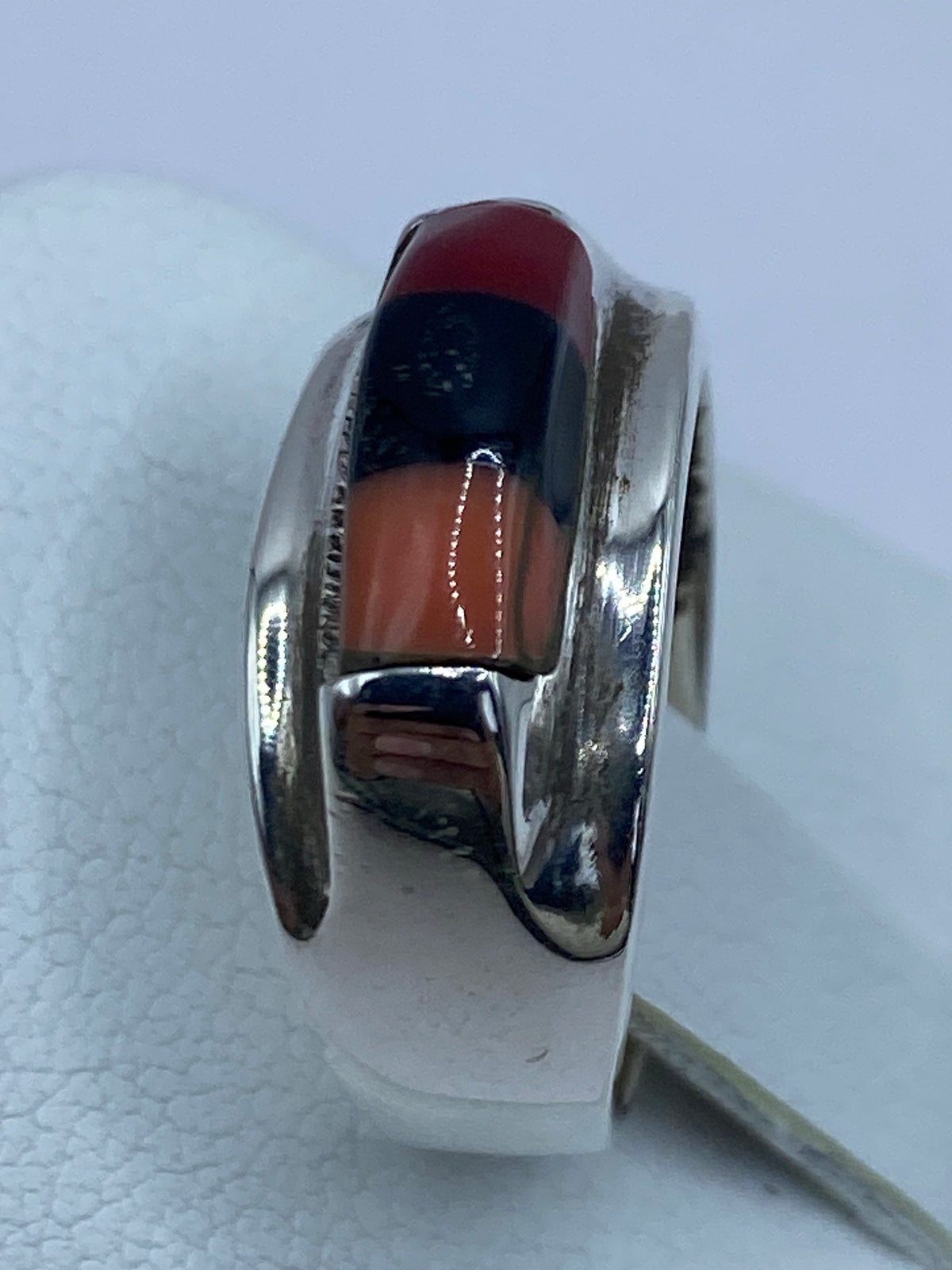 Detalle del coral rojo y el engaste a mano en plata pulida