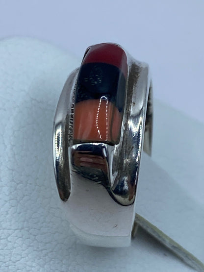 Detalle del coral rojo y el engaste a mano en plata pulida