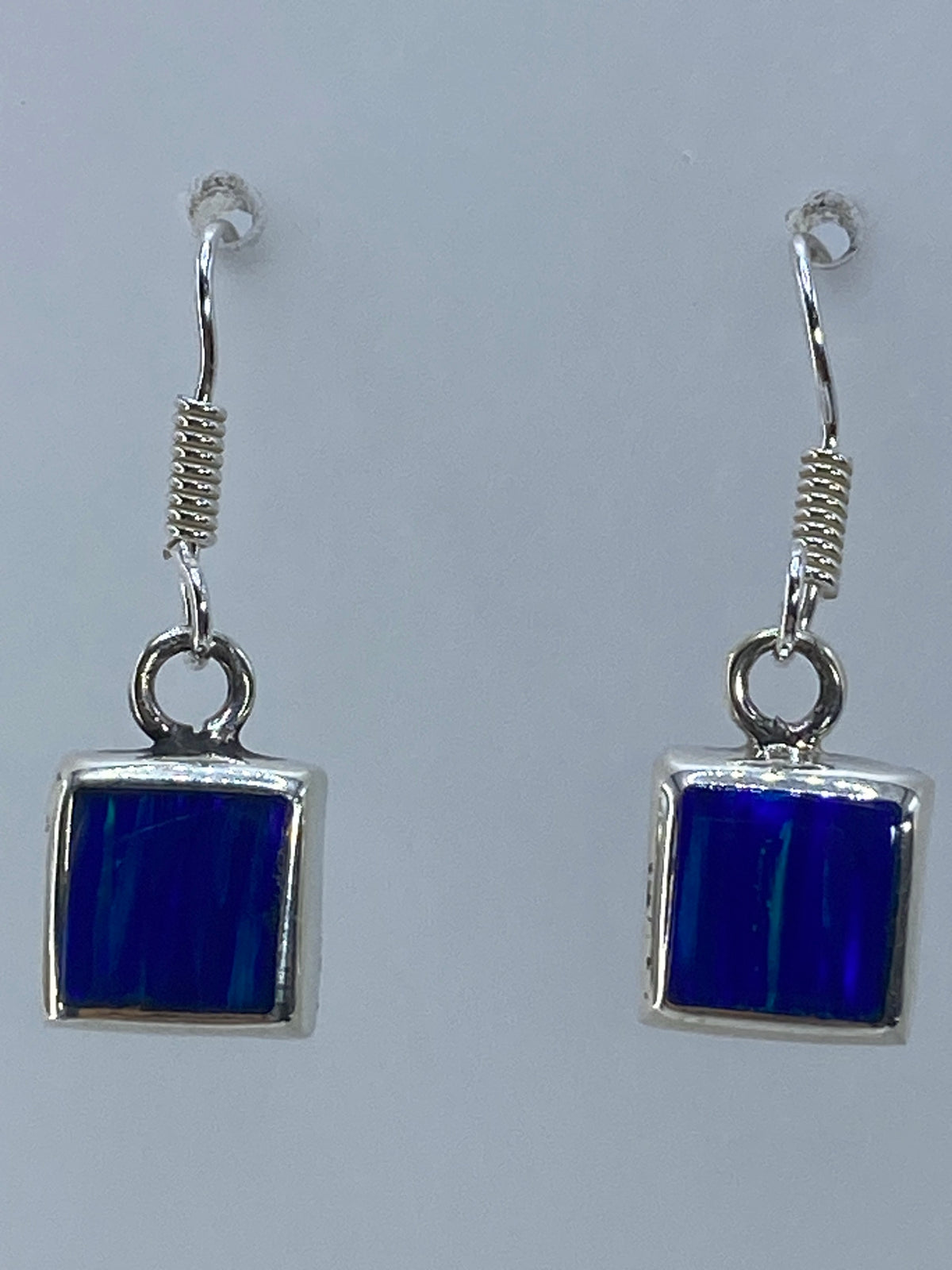 Escala de medidas: aretes de 2.5 cm de largo, ligeros y proporcionales