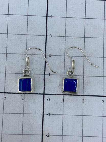 Detalle del reverso de los aretes con sello 925 en la plata
