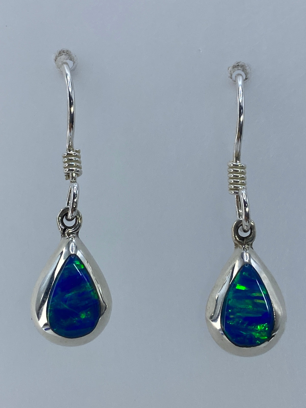 Aretes de plata 925 con ópalo de fuego verde olivo engastado a mano, colgando en par