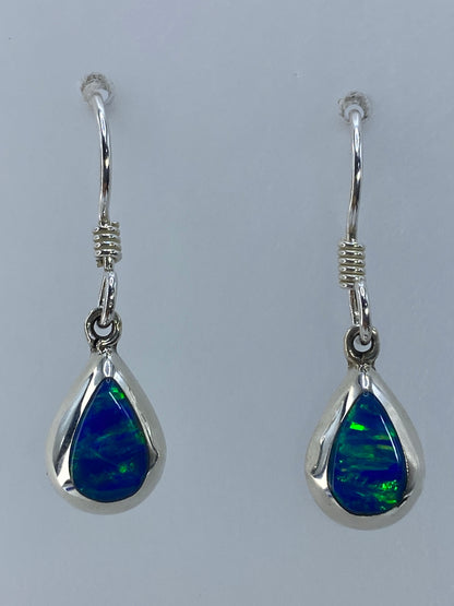 Aretes de plata 925 con ópalo de fuego verde olivo engastado a mano, colgando en par