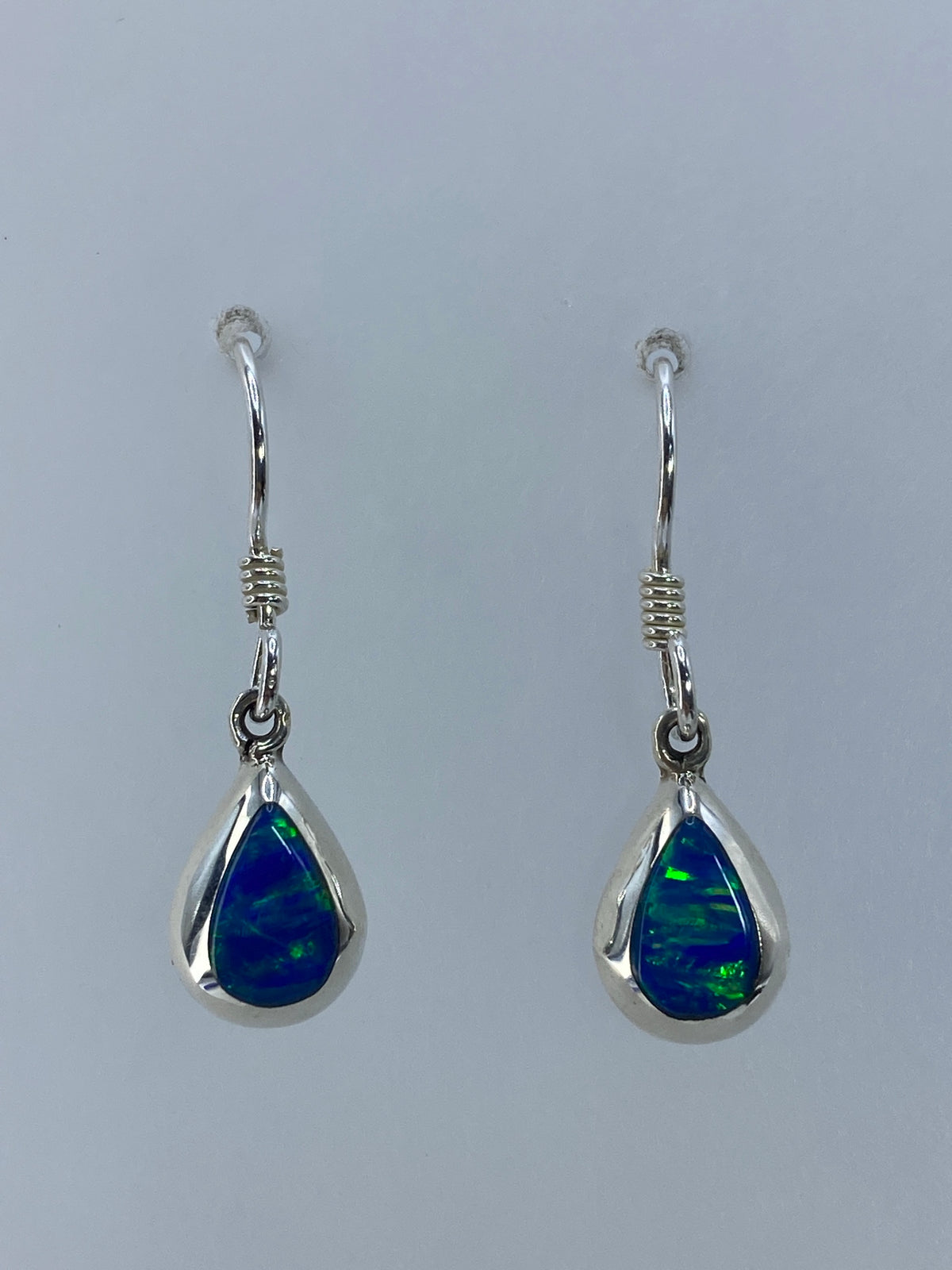 Detalle del ópalo de fuego con sus tonos verdes y dorados reflejando luz
