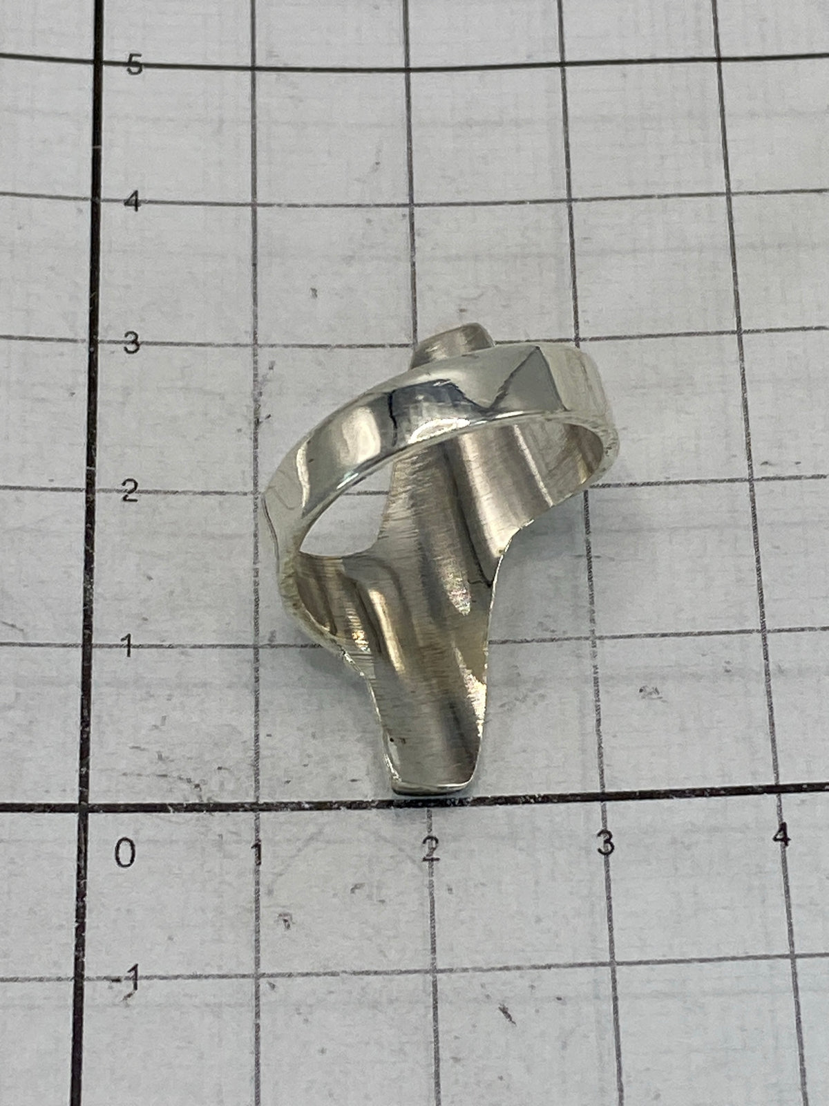 Detalle del interior del anillo mostrando el marca de talla 9 y el Quinto 925