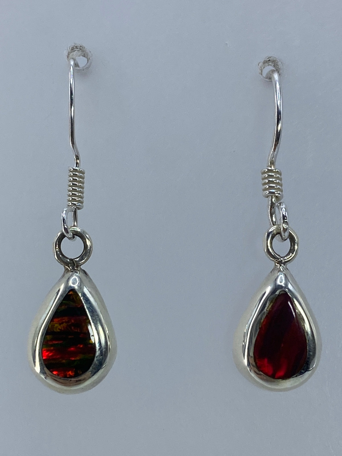 Aretes de plata con ópalo de fuego multicolor de 3 cm colgando