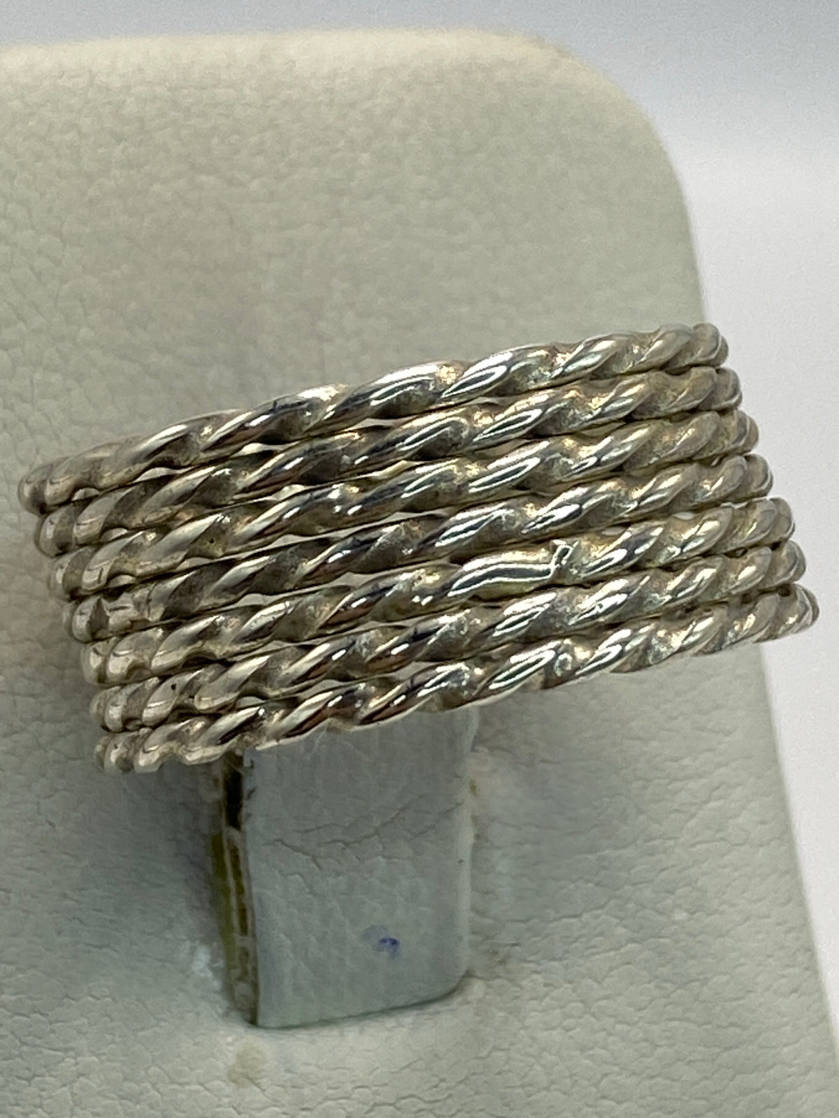 Detalle de las bandas trenzadas del anillo mostrando el trabajo de precisión