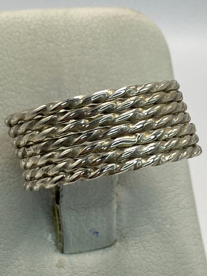 Detalle de las bandas trenzadas del anillo mostrando el trabajo de precisión