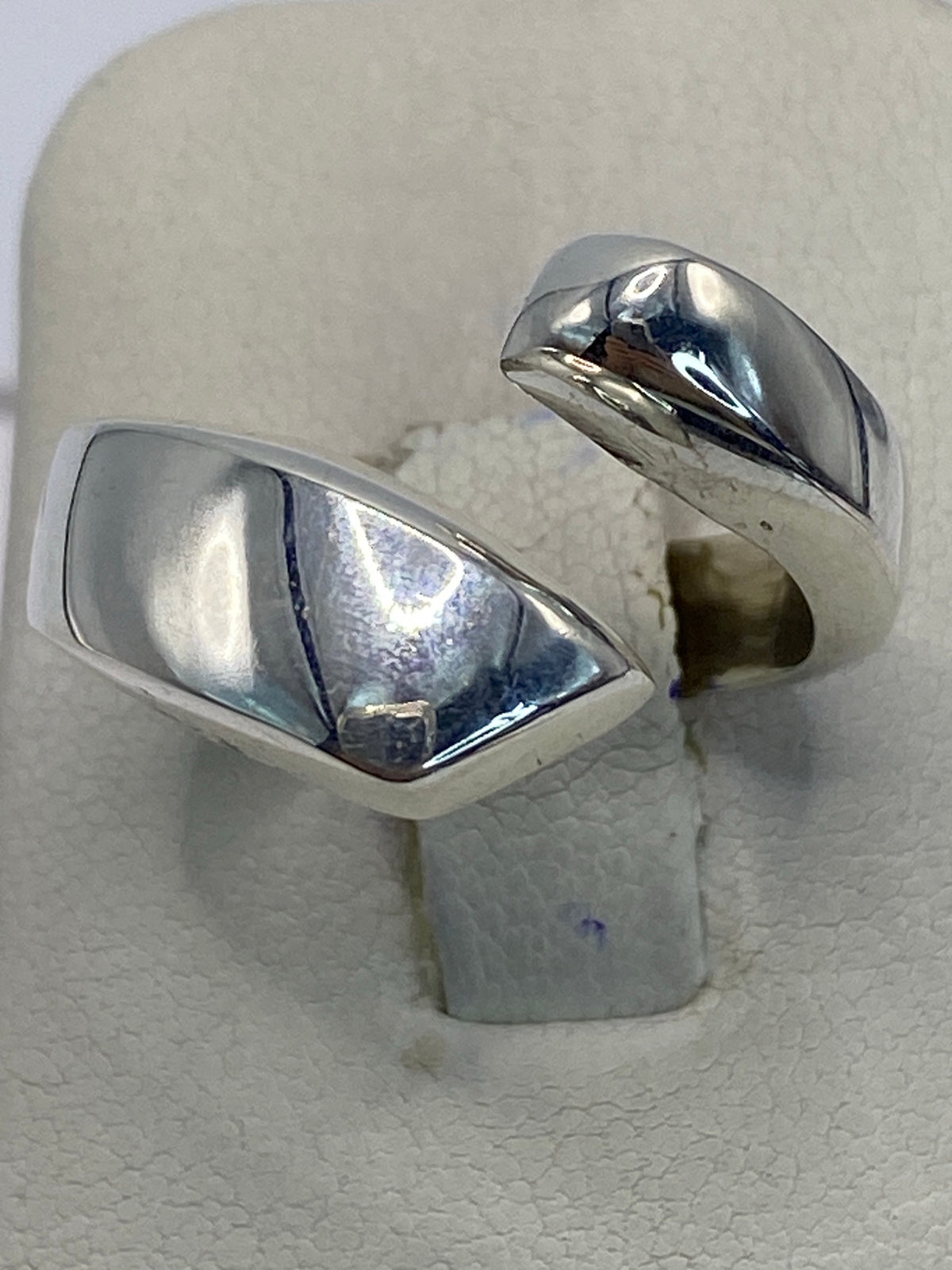 Anillo de plata cartoneado de volumen 3D en la mano de una mujer