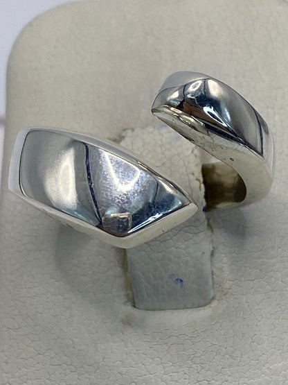 Anillo de plata cartoneado de volumen 3D en la mano de una mujer