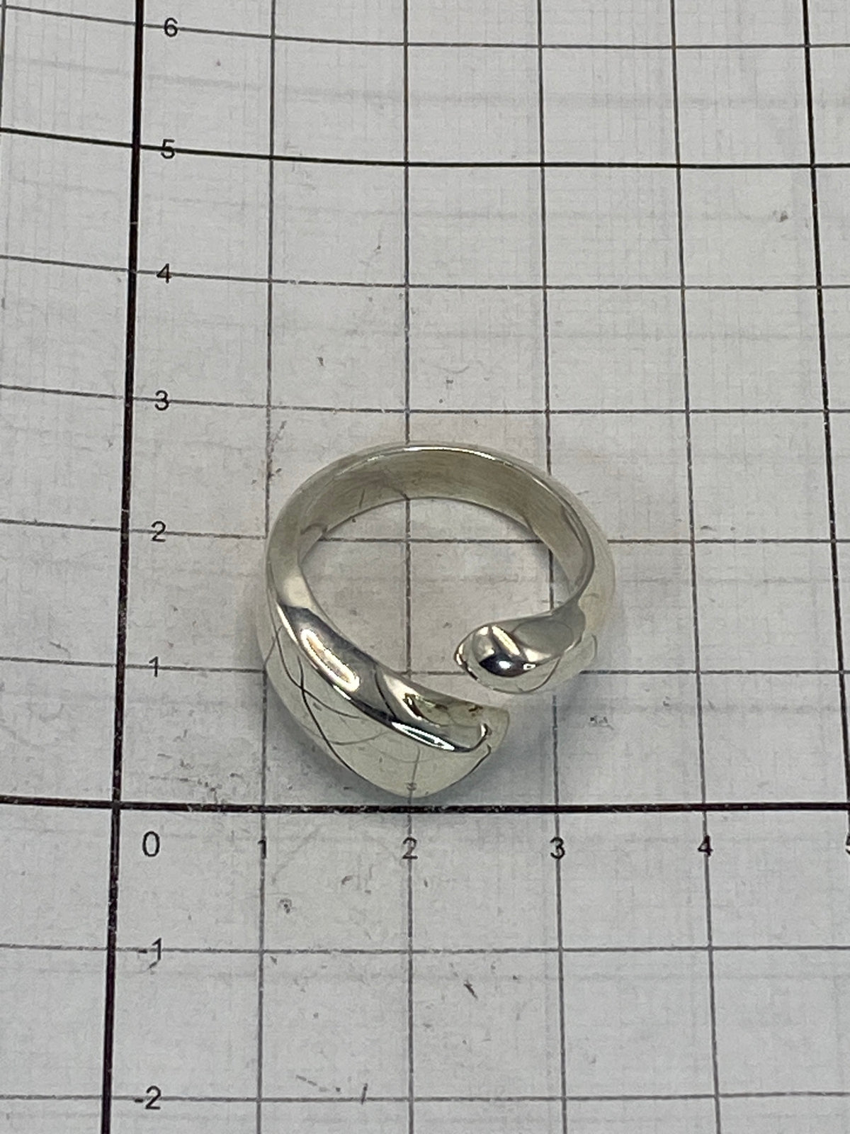 Anillo sobre fondo blanco con el Quinto 925 visible