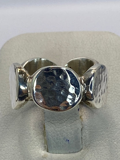 Anillo de plata 925 repujado con bandas fluidas en la mano de una mujer